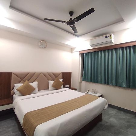 Hotel Earth Inn, Subhash Bridge, Rto Circle, אחמדאבאד מראה חיצוני תמונה