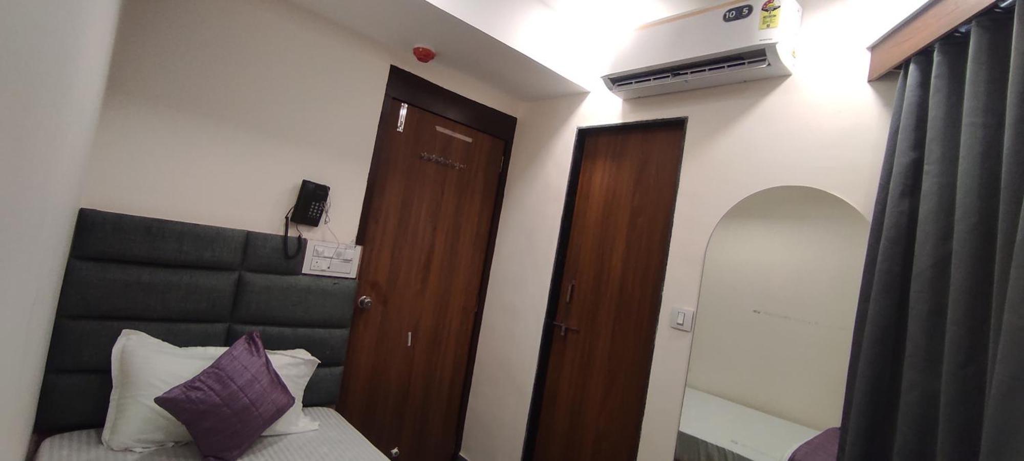 Hotel Earth Inn, Subhash Bridge, Rto Circle, אחמדאבאד מראה חיצוני תמונה