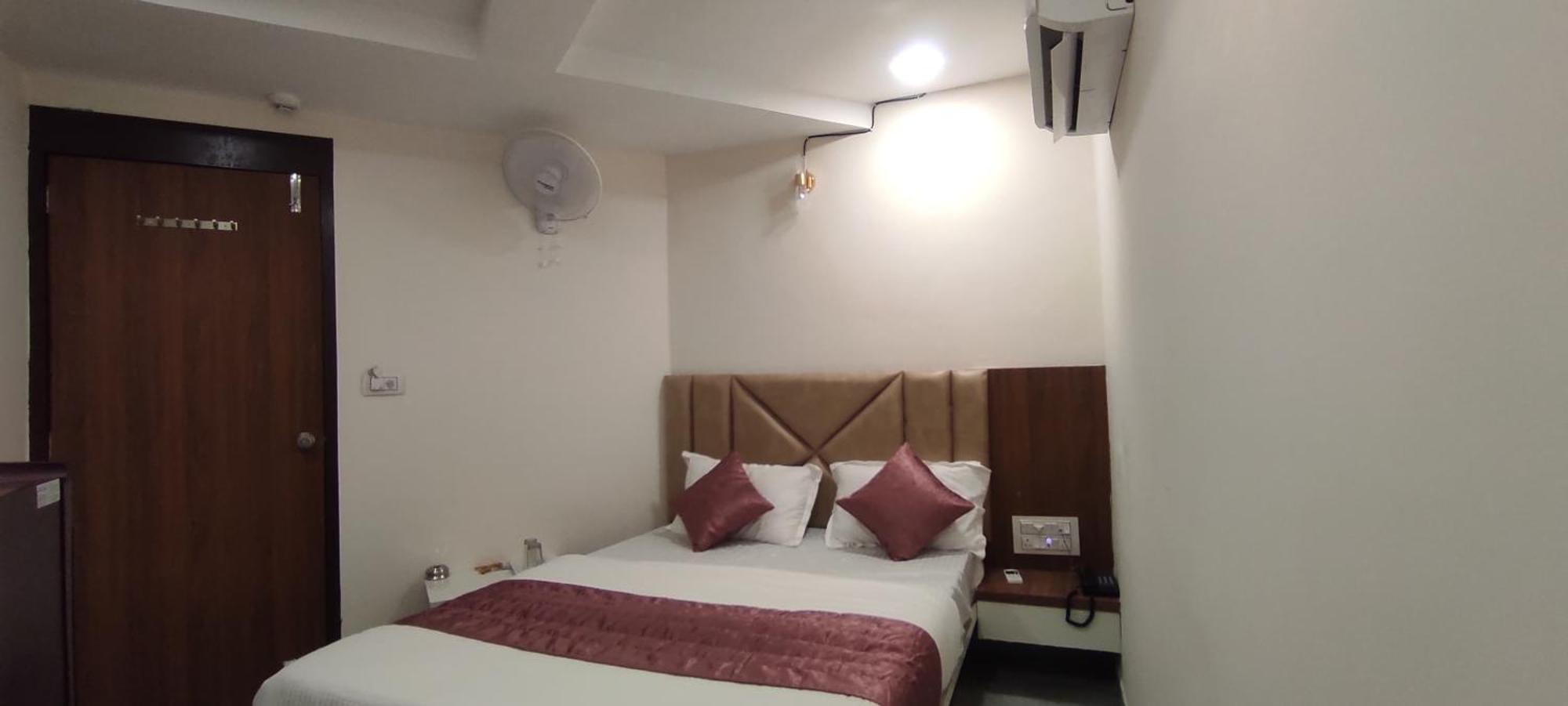 Hotel Earth Inn, Subhash Bridge, Rto Circle, אחמדאבאד מראה חיצוני תמונה