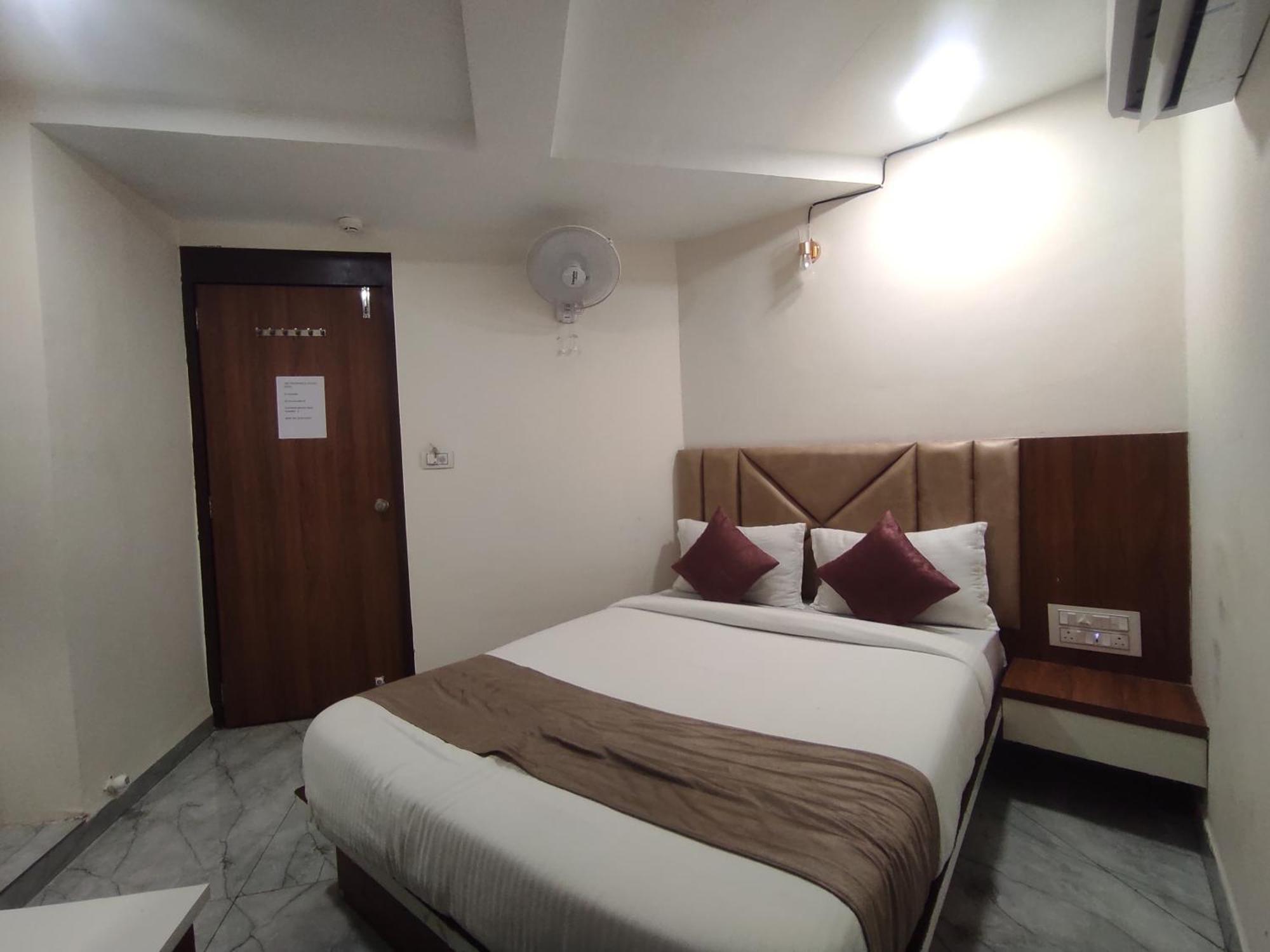 Hotel Earth Inn, Subhash Bridge, Rto Circle, אחמדאבאד מראה חיצוני תמונה