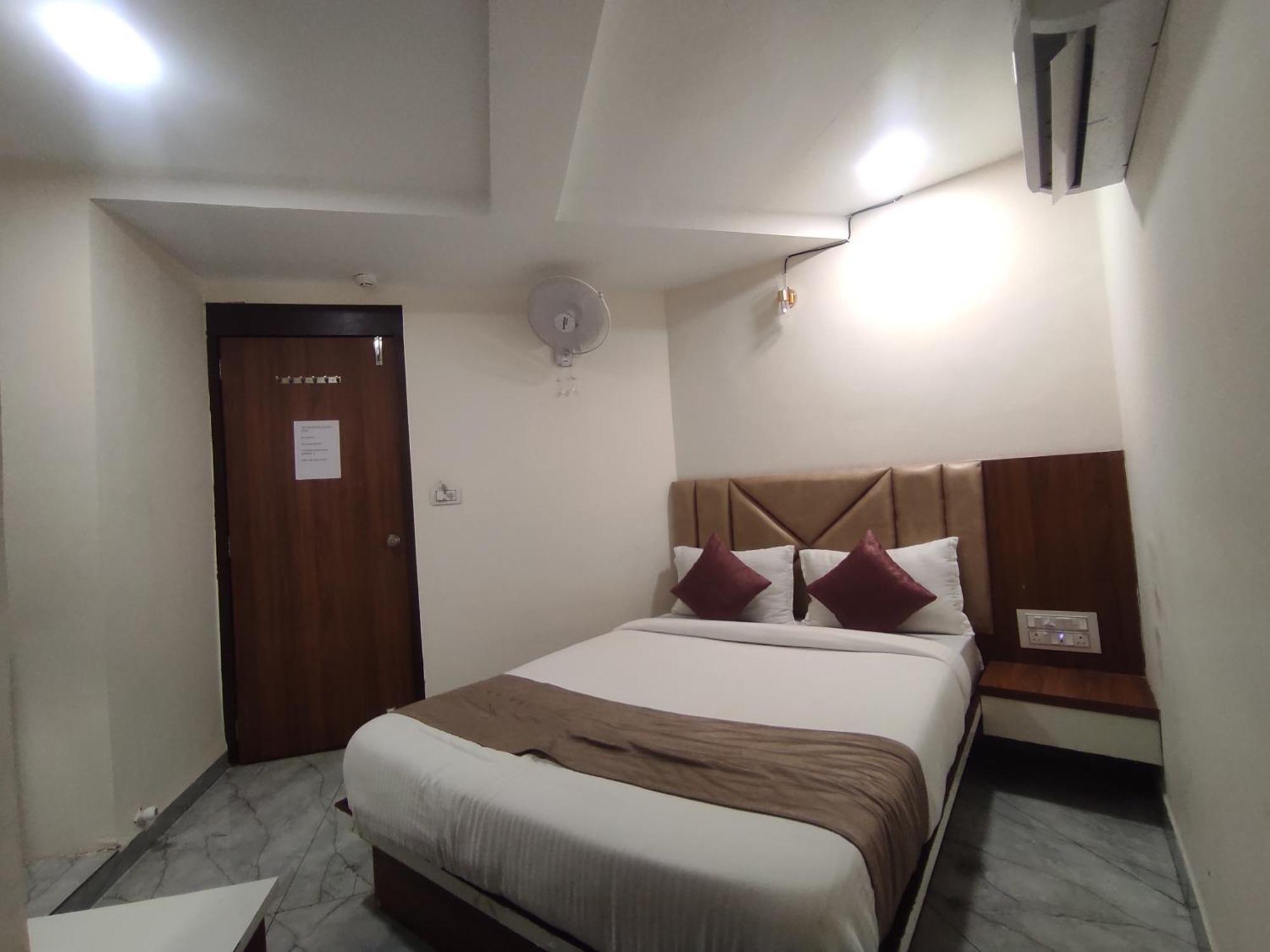 Hotel Earth Inn, Subhash Bridge, Rto Circle, אחמדאבאד מראה חיצוני תמונה