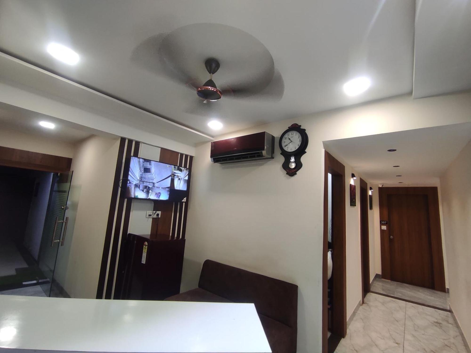 Hotel Earth Inn, Subhash Bridge, Rto Circle, אחמדאבאד מראה חיצוני תמונה