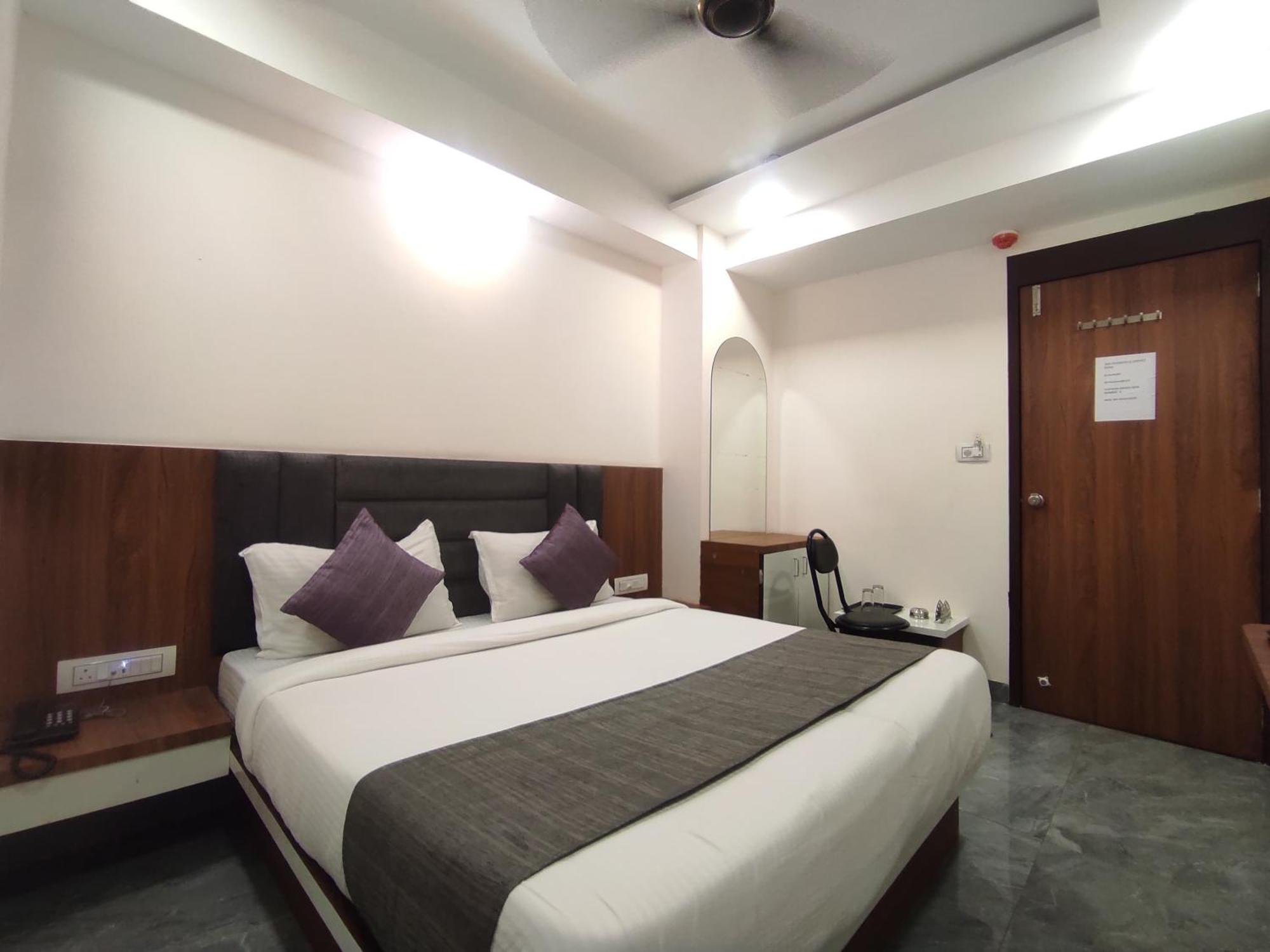Hotel Earth Inn, Subhash Bridge, Rto Circle, אחמדאבאד מראה חיצוני תמונה