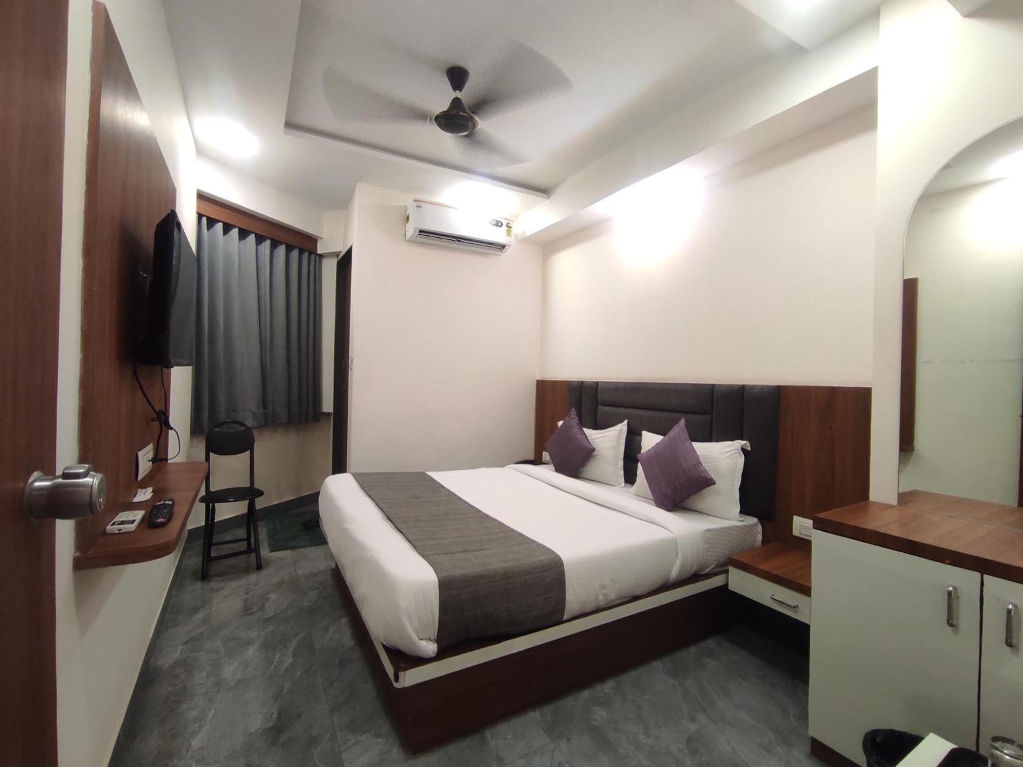 Hotel Earth Inn, Subhash Bridge, Rto Circle, אחמדאבאד מראה חיצוני תמונה