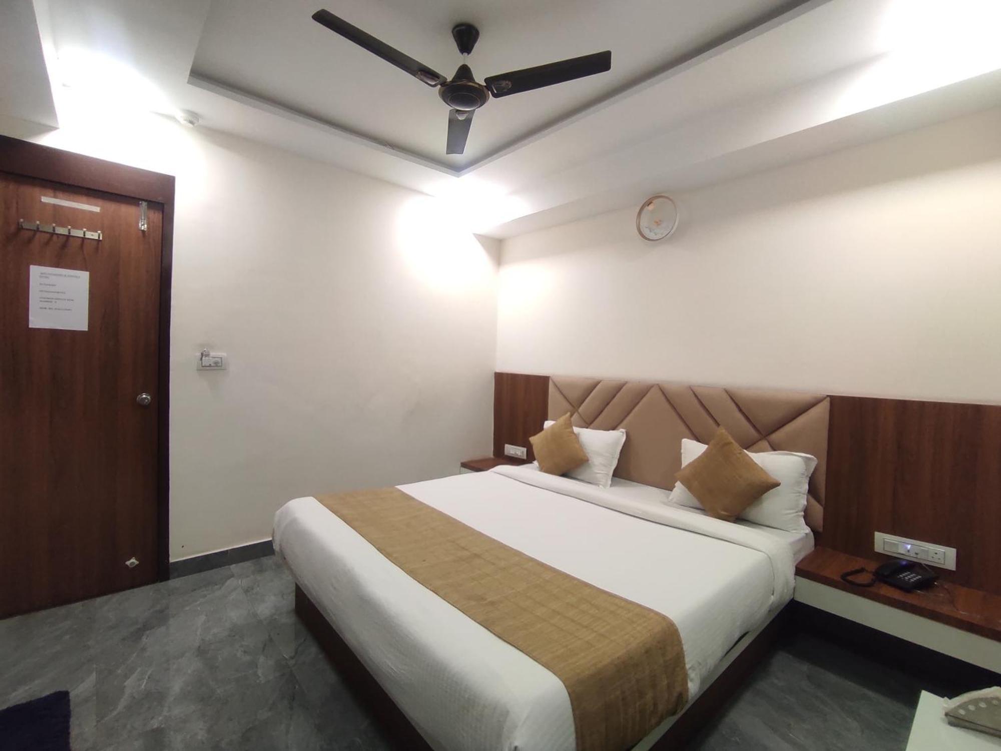 Hotel Earth Inn, Subhash Bridge, Rto Circle, אחמדאבאד מראה חיצוני תמונה