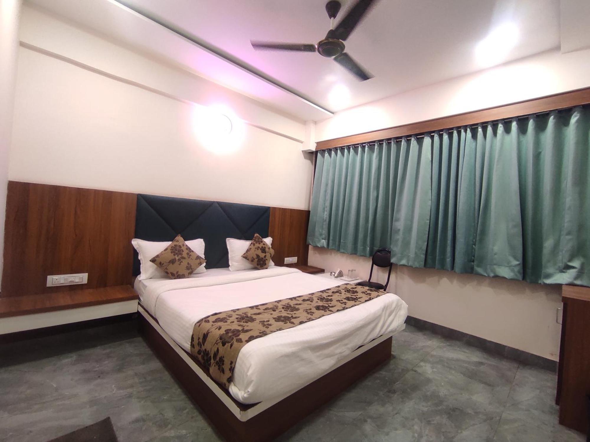 Hotel Earth Inn, Subhash Bridge, Rto Circle, אחמדאבאד מראה חיצוני תמונה