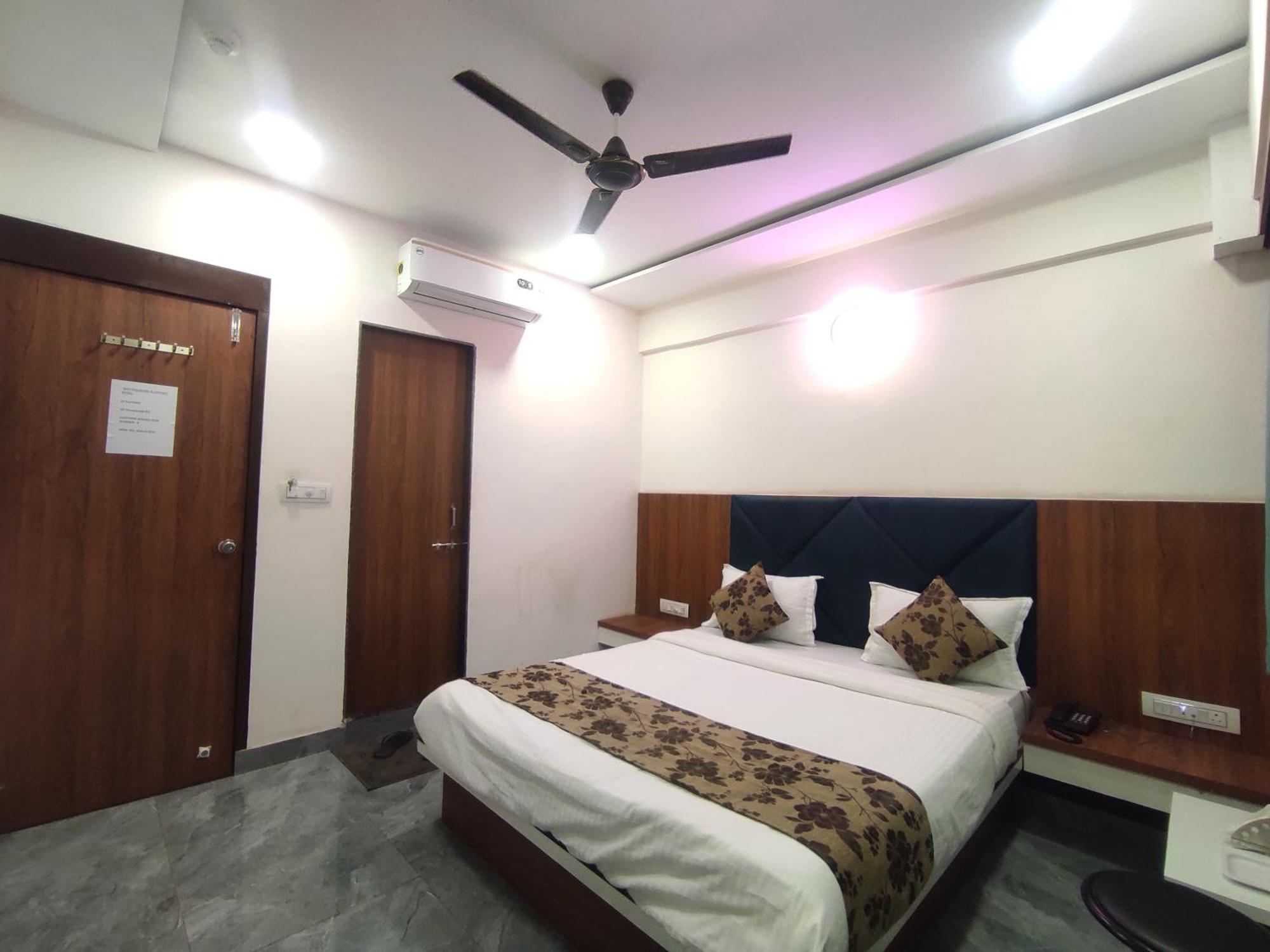 Hotel Earth Inn, Subhash Bridge, Rto Circle, אחמדאבאד מראה חיצוני תמונה