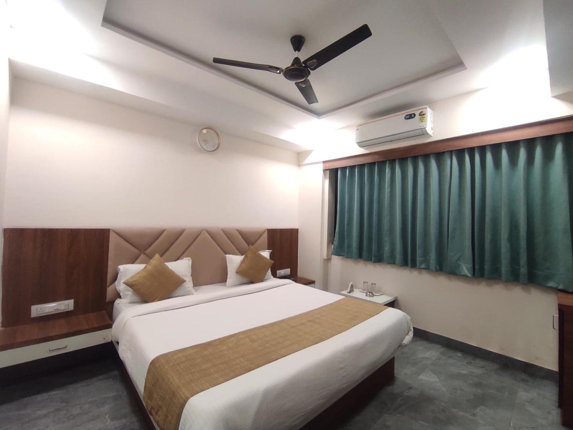 Hotel Earth Inn, Subhash Bridge, Rto Circle, אחמדאבאד מראה חיצוני תמונה